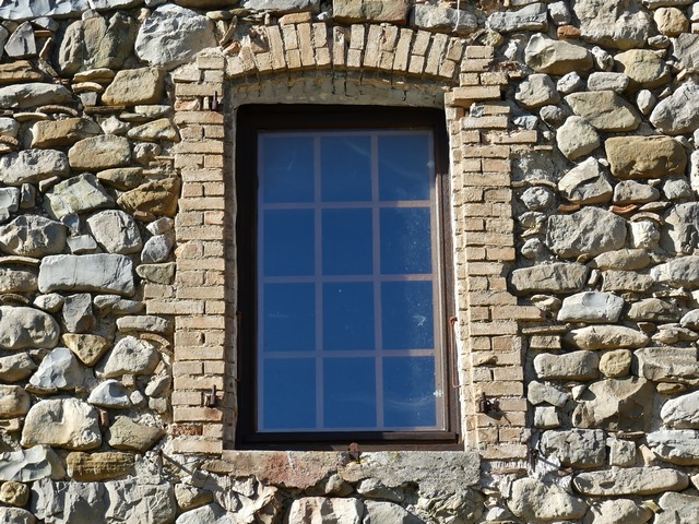 Bâtiment du logis, partie est. Pignon est, deuxième niveau. Fenêtre du logis.