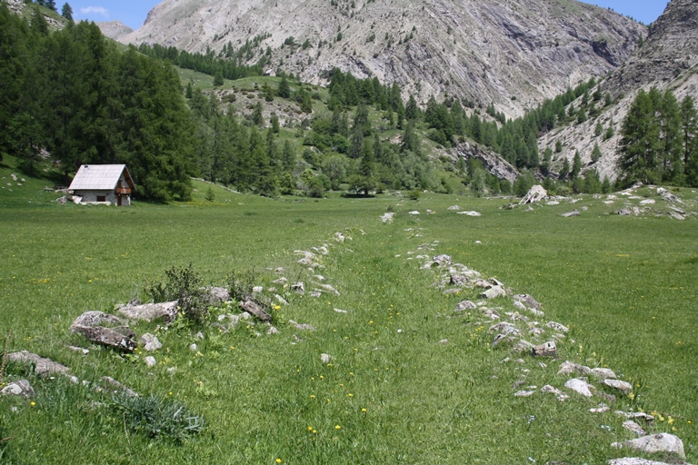 entrepôts agricoles ;  abris troglodytiques ; cabanes pastorales ; ensembles pastoraux