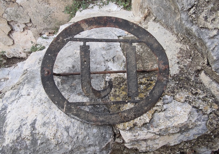 Marque à peindre le bétail portant les initiales I J pour Jean Isnard. 