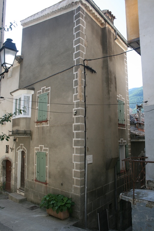 écuries puis maisons (actuellement ensemble de deux maisons)