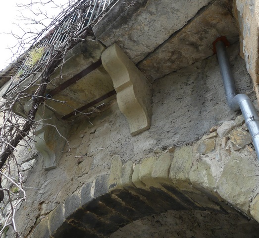 Elévation sud, deuxième niveau. Balcon en pierre de taille sur corbeaux.