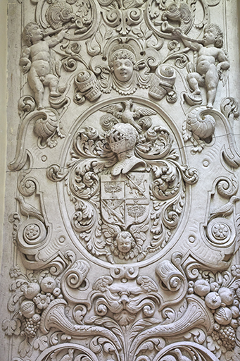 Repos entre le rez-de-chaussée et le premier étage, escalier : détail du troisième rampant, cartouche central portant les armes de la famille Duranti associées à celles de la famille d'Escalis.