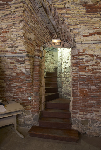 Tour : porte de l'escalier en vis avec pénétration dans la voûte du niveau 2.