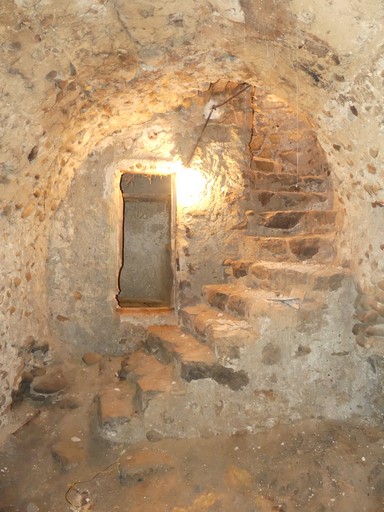 Escalier menant à un cellier en sous-sol. Maison située Grand'Rue au bourg de Ribiers (parcelle 1998 E2 606).