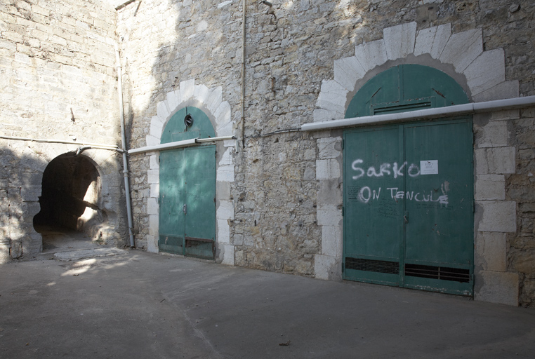 Fossé-cour sud; débouché de la galerie poterne et portes des casemates jumelles.