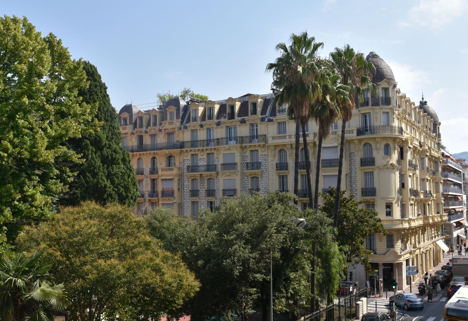 immeubles en série (série de 11) dit Palais Donadei, ayant abrité l'Edward's Palace Hôtel et comprenant les hôtels de voyageurs La Villa (anciennement Nouvel Hôtel) et Le Grimaldi (anciennement King Georges Hôtel)
