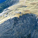 Vue aérienne des retranchements et redoutes en pierres sèches.