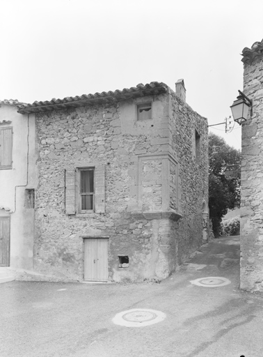 Maison. Vue d'ensemble prise de l'ouest.