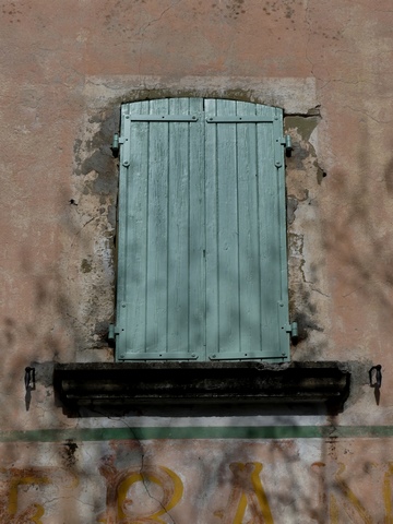 Bâtiment du logis. Pignon est, deuxième niveau. Fenêtre en arc segmentaire avec appui saillant mouluré en ciment.