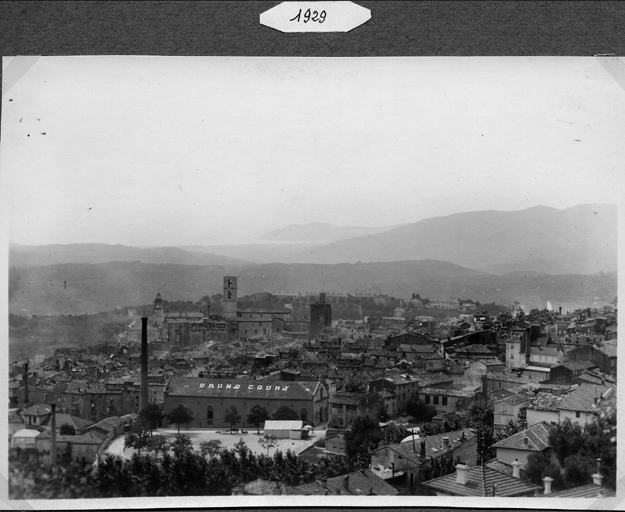 couvent de cordeliers, puis parfumerie Bruno Court, actuellement magasin de commerce, parc de stationnement et hôtel de voyageurs Charme Hôtel du Patti