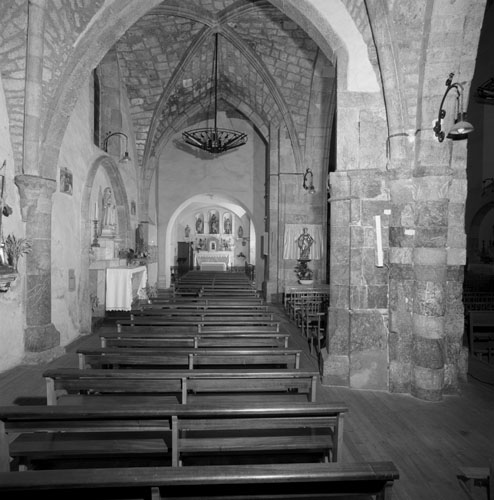 Vue générale du bas-côté vers la chapelle de la Vierge.