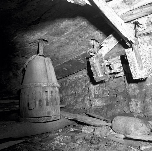 Moulin. Sous-sol. Axe d'une roue et arrivée d'eau.