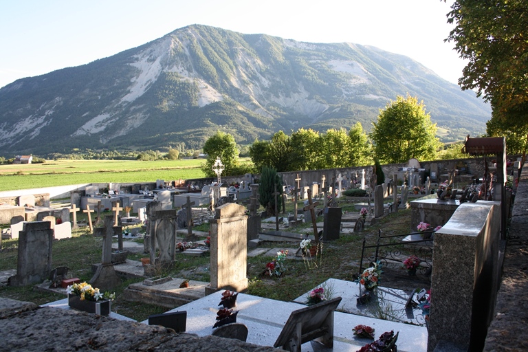 Le "nouveau" cimetière à la sortie est du village, en bordure de la route départementale 908a.  