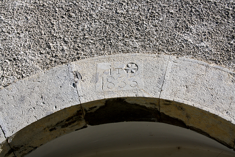 Date gravée sur la clef de la porte de l'église Saint-Antoine de Pomet