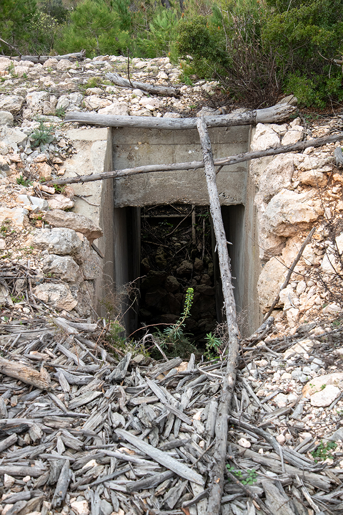 abri-soute enterré indépendant d'une cuve, à proximité de la cuve 3, entrée d'une de la 2e volée d'escalier d'accès