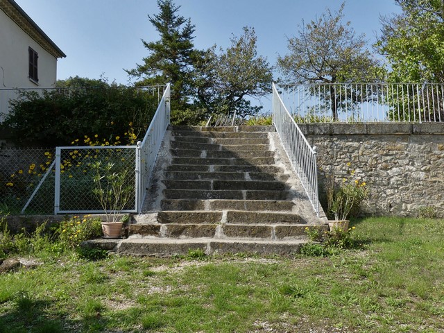 Cour. Escalier extérieur, vue d'ensemble prise de l'est.