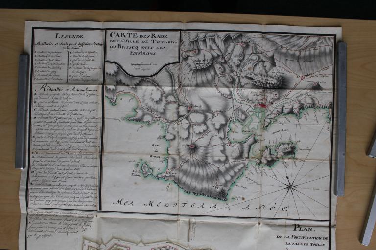 Carte des rade de la ville de Toulon et du Brusq avec les environs. [1762].