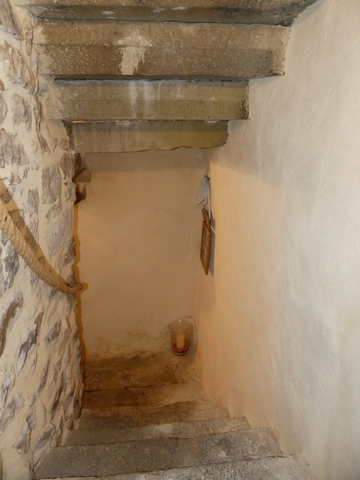 Rez-de-chaussée surélevé, escalier. Vue de volume.