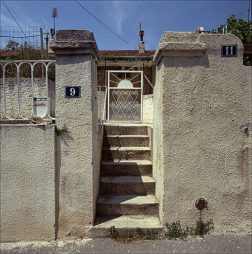 série de trois maisons