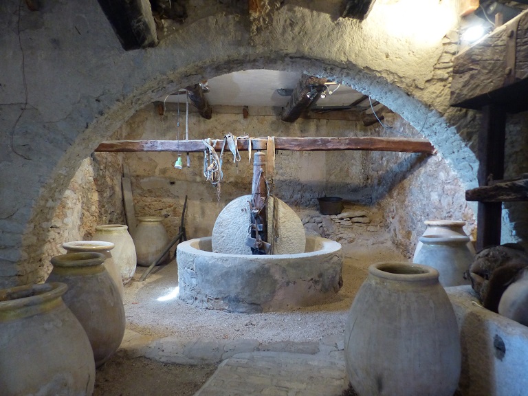 Moulin à huile à la Haute-Gaude (2022 BD 82). Etage de soubassement. Vue de volume prise de l'est. 