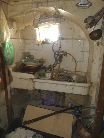 Rez-de-chaussée surélevé, cuisine. Mur sud, pile d'évier dans une niche.