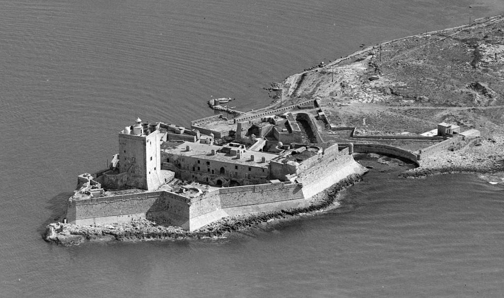 [Vue aérienne oblique du chenal de Caronte et du fort de Bouc prise du sud-ouest ], 1953.