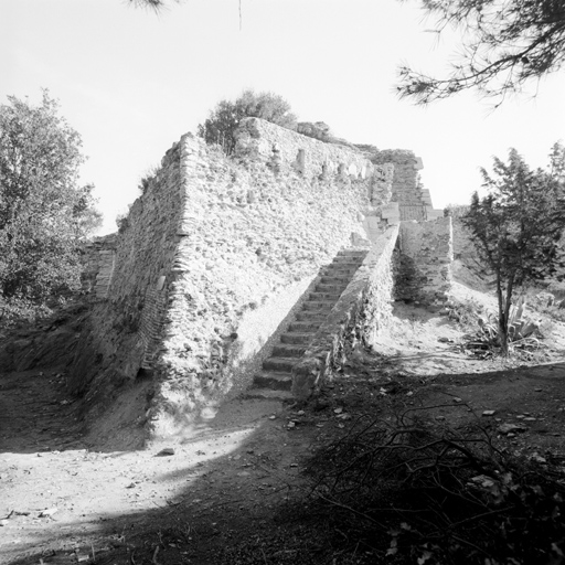 Saillant sud-ouest de l'enceinte. Escalier d'accès à la porte de l'ouvrage.