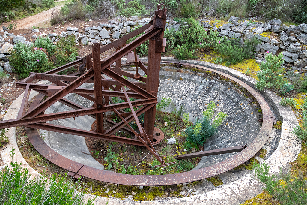 Troisième cuve pour canon DCA de 75mm, châssis-affut pivotant sur rail de roulage circulaire, mur annulaire en pierre sèche