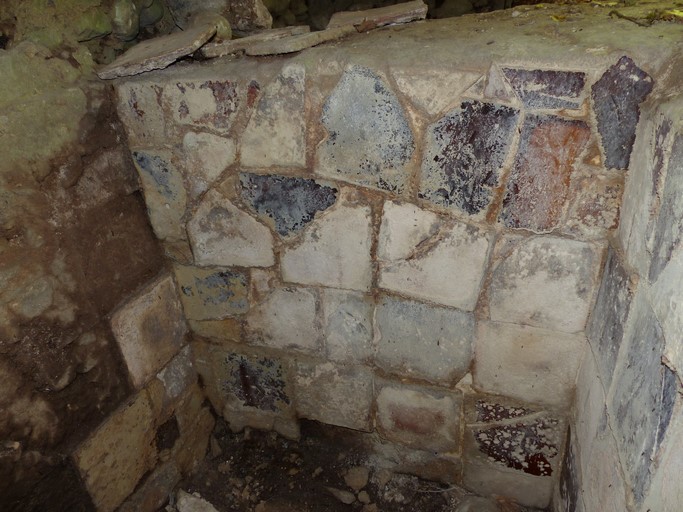 Cellier en étage de soubassement dans une maison. Cuve à bouillir avec carreaux de terre cuite glacurés sur les parois. Village de Châteauneuf.