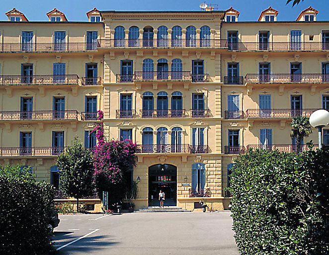 hôtel de voyageurs dit Hôtel des Palmiers, actuellement lycée Jean-Aicard,  Façade antérieure. Vue générale. (IVR93_19968301191XA) - Inventaire Général  du Patrimoine Culturel