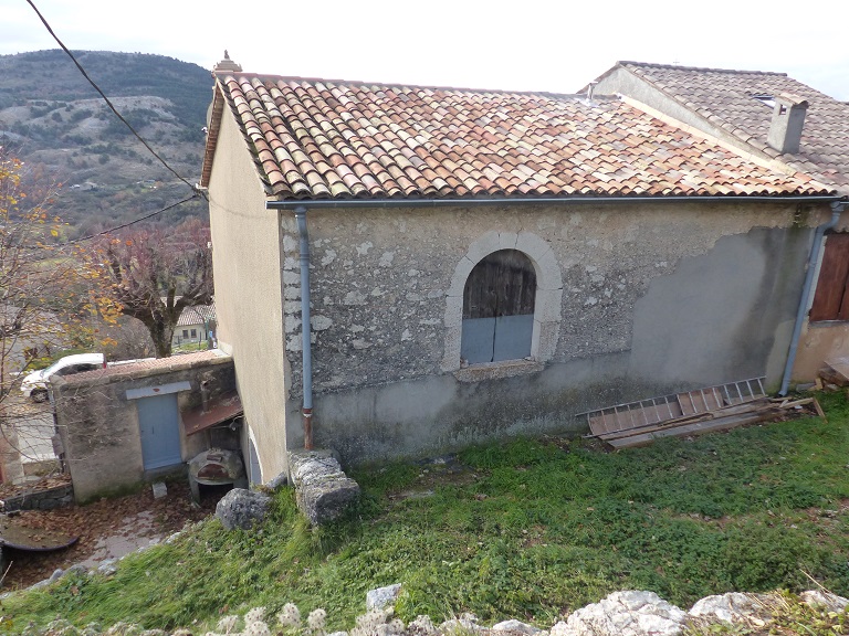 Maison (2023 B 485). Baie fenière sur la façade arrière. 