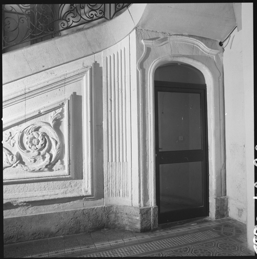 Cage d'escalier : actuelle porte d'entrée. 