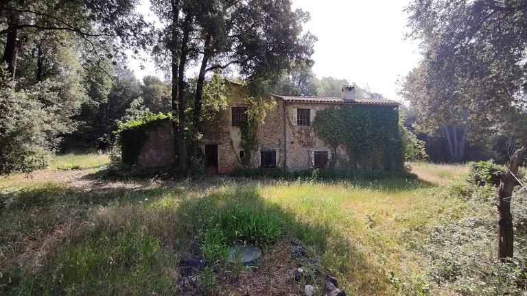 Vue d'ensemble prise de l'ouest. A gauche, l'entrepôt agricole ; au centre la maison-bloc partiellement reconstruite ; à droite la maison construite après 1926. 