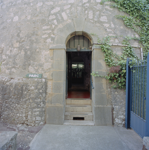 Détail de la porte de la tour, vue de l'extérieur.