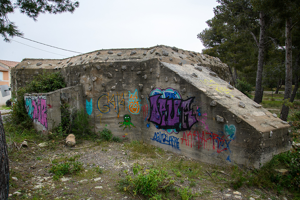 Casemate de flanquement ouest, type Regelbau 680, mur de flanquement oblique et face gauche, parement rocaillé