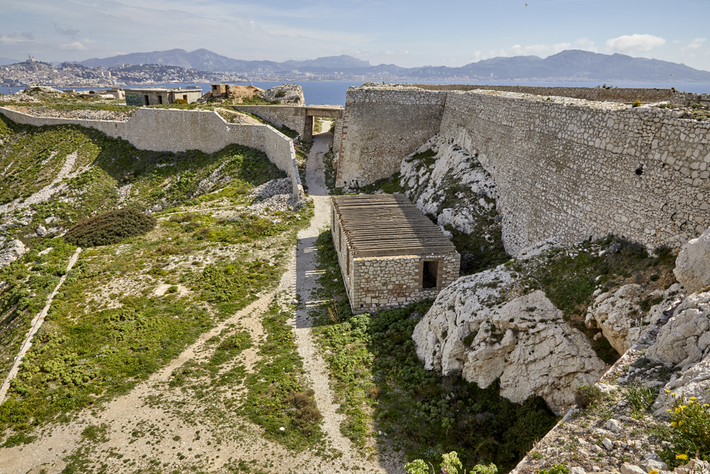 3e groupe (3a) front nord , courtine et flanc du demi-bastion (g), enceinte basse terrasse, avec sa rampe d'accès, bâtiment inachevé de 1944