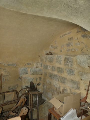 Etage de soubassement, angle nord-ouest. Parement intérieur en partie conservé.