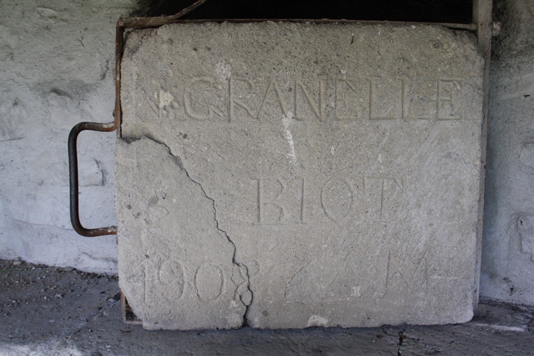Colmars. Chaumie Haut. Porte du four avec marque du fabricant.