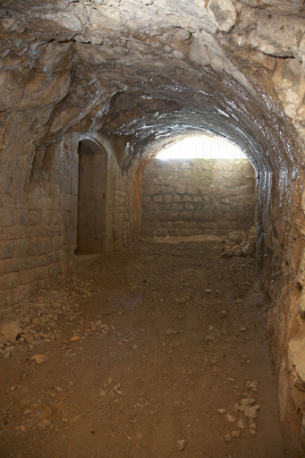 Galerie souterraine en caverne Est, extremité sud de la branche principale, accès tourelle 4, poterne fermée.