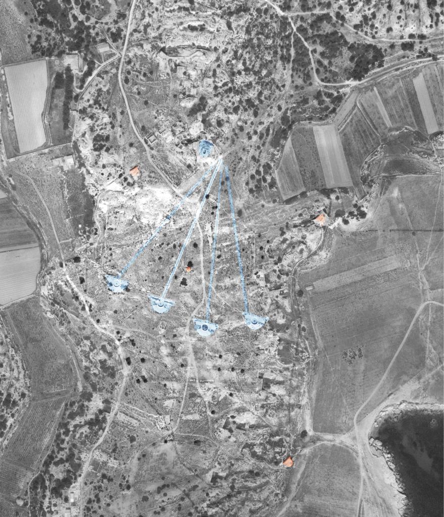 [Vue aérienne verticale de la commune de Martigues : Couronne Vieille, Cap Couronne, anse du Verdon], 1952. Surcharge en couleur permettant de repérer les différents ouvrages et bâtiments en partie ruinés par un bombardement allié du 13 août 1943 et par un sabordage fait par l'occupant avant sa retraite.