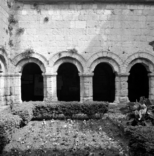 Cloître, galerie nord, élévation sud.