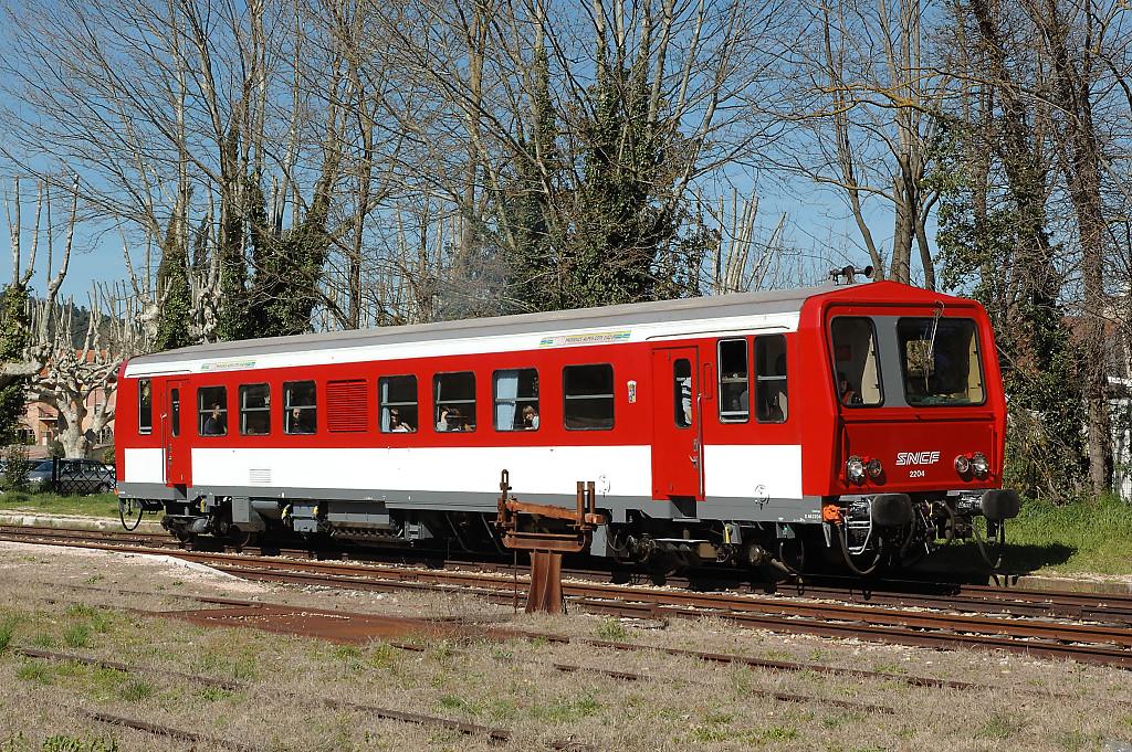 Matériel de transport ferroviaire : autorail X 2204 appartenant à la série des X 2200