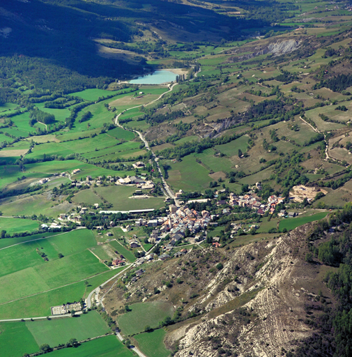 Le village et la plaine thoramaise avec le lac des sagnes à l'ouest (arrière-plan) et les contreforts de la montagne de Chamatte au nord.
