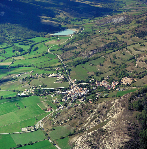 Le village et la plaine thoramaise avec le lac des sagnes à l'ouest (arrière-plan) et les contreforts de la montagne de Chamatte au nord.