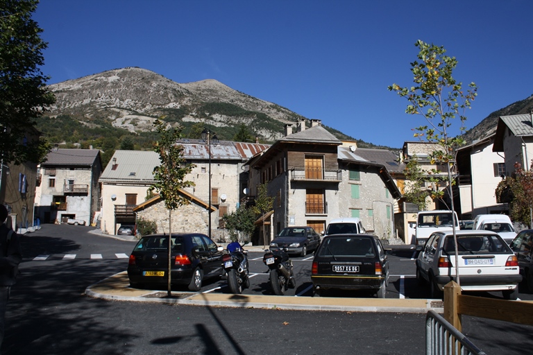 La partie sud du village. Le quartier Saint-Julien avec la place Fonte-Baratre et le parking.