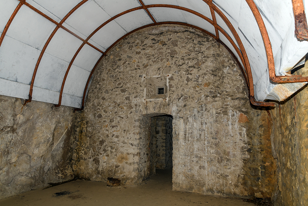 Salle du magasin à poudre dans le souterrain caverne