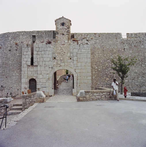 Façade extérieure de la porte Marine N.