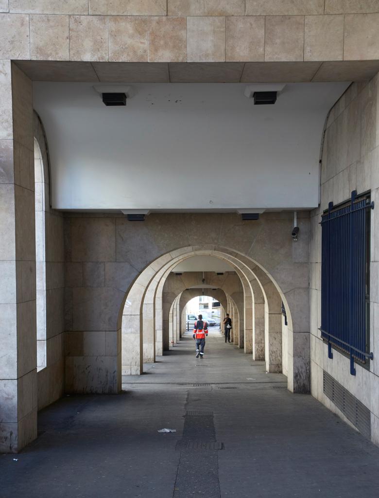 Bâtiment Les Présentines. Vue de détail du passage couvert aménagé au rez-de-chaussée, depuis l'entrée du bâtiment.