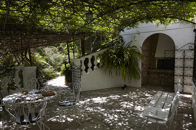 Maison principale  (la terrasse d'agrément et l'édicule qui abrite la cuisine extérieure).