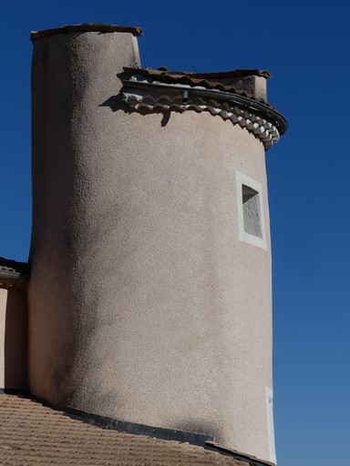 Dépendance intégrée au bâtiment principal : colombier. Ferme de la Toscane (Ribiers).